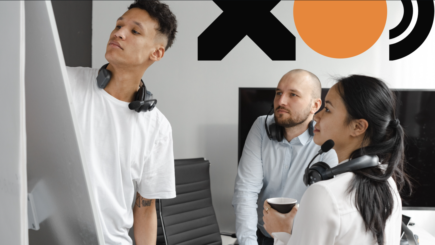 3 colleagues working together